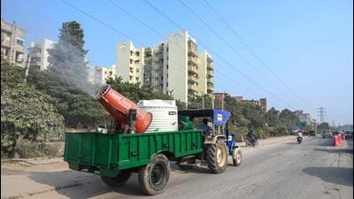 An MCG anti-smog gun spraying water at Sector 10A. (Parveen Kumar/HT Photo) An MCG anti-smog gun spraying water at Sector 10A. (Parveen Kumar/HT Photo)