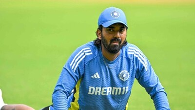 India's KL Rahul warms up before the start of play on the fifth and final day of the first Test cricket match between India and New Zealand at the M. Chinnaswamy Stadium in Bengaluru on October 20, 2024. (Photo by Idrees MOHAMMED / AFP) / -- IMAGE RESTRICTED TO EDITORIAL USE - STRICTLY NO COMMERCIAL USE -- (AFP)