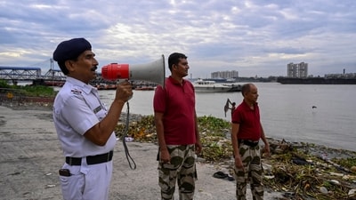 Kolkata, India - Oct. 23, 2024: Kolkata Police along with Disaster Management Group (DMG) personnel makes an announcement on a loudspeaker as precautionary measure prior to cyclone Dana which is likely to make landfall on tomorrow night at Baje Kadamtala Ghat on the banks of Hooghly river in Kolkata, India, on Wednesday, October 23, 2024. (Photo by Samir Jana/ Hindustan Times) (Hindustan Times) Kolkata, India - Oct. 23, 2024: Kolkata Police along with Disaster Management Group (DMG) personnel makes an announcement on a loudspeaker as precautionary measure prior to cyclone Dana which is likely to make landfall on tomorrow night at Baje Kadamtala Ghat on the banks of Hooghly river in Kolkata, India, on Wednesday, October 23, 2024. (Photo by Samir Jana/ Hindustan Times) (Hindustan Times)