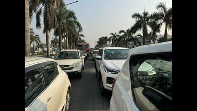 Explaining the gravity of the situation, Bedi claimed, “The conditions are so bad that the people living in AeroCity and IT City are renting or selling their houses, and moving to other areas due to the maddening traffic jams in this area. (HT Photo)