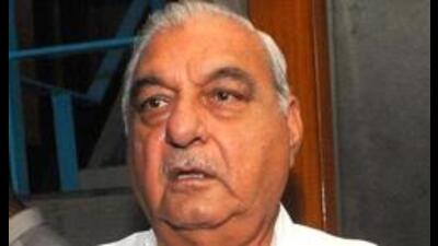 Former Haryana chief minister Bhupinder Singh Hooda said the BJP government is not even providing di ammonium phosphate (DAP) to farmers for sowing the next crop. (HT File) Former Haryana chief minister Bhupinder Singh Hooda said the BJP government is not even providing di ammonium phosphate (DAP) to farmers for sowing the next crop. (HT File)