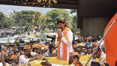 Karad: Maratha activist Manoj Jarange-Patil being welcomed by members of Maratha community, in Karad, Saturday, Aug. 10, 2024. (PTI Photo)(PTI08_10_2024_000189A) (PTI) Karad: Maratha activist Manoj Jarange-Patil being welcomed by members of Maratha community, in Karad, Saturday, Aug. 10, 2024. (PTI Photo)(PTI08_10_2024_000189A) (PTI)