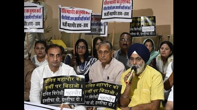 Leader of opposition in MCD Raja Iqbal Singh and BJP members protest against Delhi mayor on Wednesday. (HT Photo) Leader of opposition in MCD Raja Iqbal Singh and BJP members protest against Delhi mayor on Wednesday. (HT Photo)