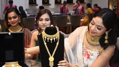 Festive buying underway in Lucknow (Deepak Gupta/HT) Festive buying underway in Lucknow (Deepak Gupta/HT)