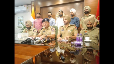Mohali police recovered ₹1.65 lakh, stolen mobile and ATM keys from their possession. (HT Photo) Mohali police recovered ₹1.65 lakh, stolen mobile and ATM keys from their possession. (HT Photo)