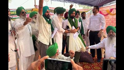On Tuesday evening, two farmers Dara Singh, 77, and Ranjit Singh ended their hunger strike after the district administration agreed to their demands. (HT Photo)