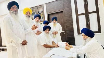 Shiromani Akali Dal president Sukhbir Singh Badal submitting his explanation letter over allegations levelled by rebel SAD leaders to Akal Takht jathedar Giani Raghbir Singh in the presence of SGPC president Harjinder Singh Dhami, party leaders Balwinder Singh Bhunder, Daljit Singh Cheema and Maheshinder Singh Grewal at the Takht secretariat in Amritsar on July 24. (HT file photo)