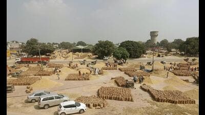 Workers dry paddy crop at Bhagtanwala Grain Market in Amritsar on Wednesday. (Sameer Sehgal/HT) Workers dry paddy crop at Bhagtanwala Grain Market in Amritsar on Wednesday. (Sameer Sehgal/HT)