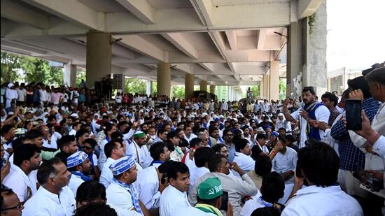 During an agitation by farmers from 40 villages in Greater Noida last year. (Sunil Ghosh / HT Photo)