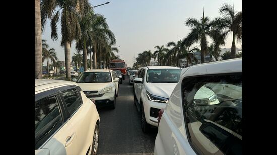 Explaining the gravity of the situation, Bedi claimed, “The conditions are so bad that the people living in AeroCity and IT City are renting or selling their houses, and moving to other areas due to the maddening traffic jams in this area. (HT Photo)