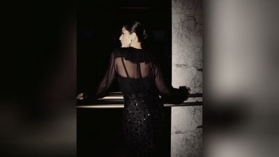  With the help of makeup artist Savleen Kaur Manchanda, Kareena styled her luscious tresses into a sleek bun, achieving a clean and classy look. (Instagram/@kareenakapoorkhan) With the help of makeup artist Savleen Kaur Manchanda, Kareena styled her luscious tresses into a sleek bun, achieving a clean and classy look. (Instagram/@kareenakapoorkhan)