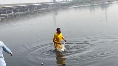 A screengrab shows Virendra Sachdeva in the Yamuna at ITO ghat on Thursday. (HT Photo) A screengrab shows Virendra Sachdeva in the Yamuna at ITO ghat on Thursday. (HT Photo)