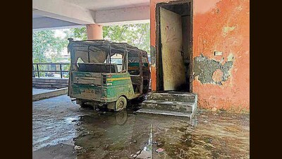 According to visitors at the mini secretariat, the authorities concerned appear to have turned a blind eye to the problems. (Manish/HT)