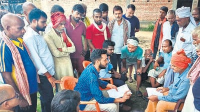 An official interacts with villagers during the land survey in Bihar on Thursday. (HT Photo) An official interacts with villagers during the land survey in Bihar on Thursday. (HT Photo)
