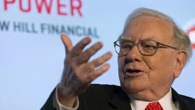 FILE PHOTO: Warren Buffett, chief executive officer and chairman of Berkshire Hathaway Inc, speaks at an event in New York March 31, 2015. REUTERS/Brendan McDermid/File Photo (REUTERS)