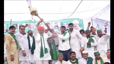 Bharatiya Kisan Union (BKU) leader Rakesh Tikait at the mahapanchayat of farmers in Bijnor on Thursday. (Sourced)