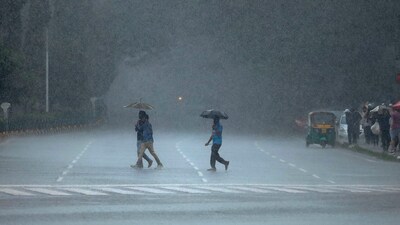 West Bengal wakes up to heavy rain as Cyclone Dana inches closer to coast. (PTI Photo) (PTI) West Bengal wakes up to heavy rain as Cyclone Dana inches closer to coast. (PTI Photo) (PTI)