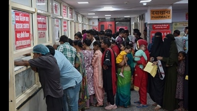 Patients in front of the pharmacy at KGMU in Lucknow on Wednesday (Mushtaq Ali/HT) Patients in front of the pharmacy at KGMU in Lucknow on Wednesday (Mushtaq Ali/HT)