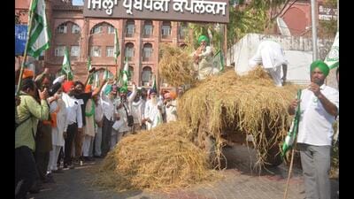 The Kisan Mazdoor Morcha has called the roadblock to protest tardy paddy procurement and lifting, inadequate supply of DAP fertiliser, besides stubble burning issue. (HT Photo)