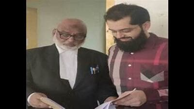 Umar Ahmed along with his advocate (File)