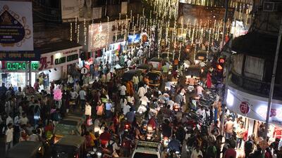 Vehicle ban on busy streets at central parts of the city, implemented by traffic police to facilitate festival shopping, has left visitors and residents stranded on roads and taking longer time to commute. (MAHENDRA KOLHE/HT) Vehicle ban on busy streets at central parts of the city, implemented by traffic police to facilitate festival shopping, has left visitors and residents stranded on roads and taking longer time to commute. (MAHENDRA KOLHE/HT)