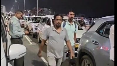 A few techies decided to step out of company provided vehicles and walk back home as the traffic did not seem to be moving. A few techies decided to step out of company provided vehicles and walk back home as the traffic did not seem to be moving.