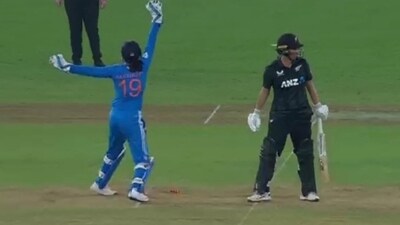 Sophie Devine was run out in a bizarre fashion during the 1st ODI (X) Sophie Devine was run out in a bizarre fashion during the 1st ODI (X)