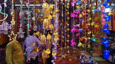 The market at Jamblai Naka in Thane is beautifully decorated in preparation for the Diwali festival. People are busy doing their Diwali shopping, adding to the festive atmosphere in Mumbai. (PrafulGangurde/HT Photo)