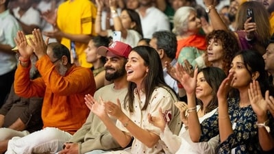 Anushka Sharma and Virat Kohli were spotted vibing to Krishan Das' music at his kirtan in Mumbai in a video. Anushka Sharma and Virat Kohli were spotted vibing to Krishan Das' music at his kirtan in Mumbai in a video.