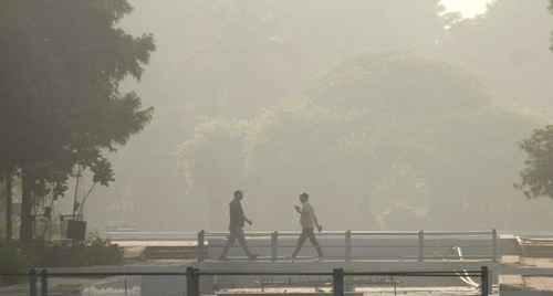 Gurugram: People walk amid low visibility as a layer of smog engulfs the area, in Gurugram, Thursday morning, Oct. 24, 2024 (PTI Photo) Gurugram: People walk amid low visibility as a layer of smog engulfs the area, in Gurugram, Thursday morning, Oct. 24, 2024 (PTI Photo)