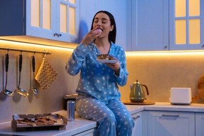 Eating right before bedtime ruins your sleep quality. (Shutterstock)