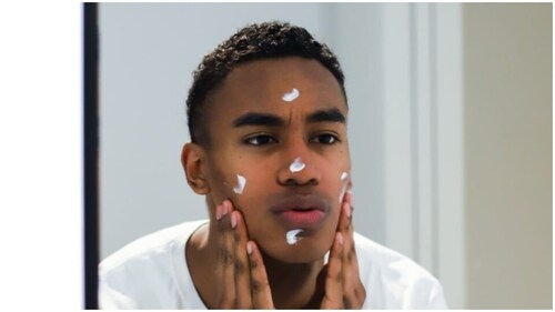 Most men tend to avoid moisturising their face and walk out exposing their skin to pollution and sun. Applying a good serum and then moisturising will help retain the nourishment the skin requires. (Unsplash) Most men tend to avoid moisturising their face and walk out exposing their skin to pollution and sun. Applying a good serum and then moisturising will help retain the nourishment the skin requires. (Unsplash)