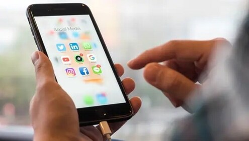 No social media for an hour before you sleep. (Shutterstock)