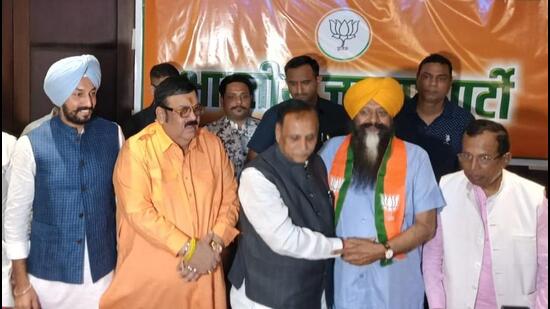 Punjab BJP affairs in-charge and former Gujarat chief minister Vijay Rupani welcoming former Shiromani Akali Dal (SAD) minister Sohan Singh Thandal into the party in Hoshiarpur on Thursday. (HT Photo)