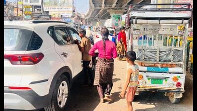 A verification drive encompassing over 5,000 beggars at five major intersections - Polytechnic, IGP, Lal Batti, Hazratganj, and Charbagh — has revealed that begging is not a social stigma but a profession. (File Photo) A verification drive encompassing over 5,000 beggars at five major intersections - Polytechnic, IGP, Lal Batti, Hazratganj, and Charbagh — has revealed that begging is not a social stigma but a profession. (File Photo)