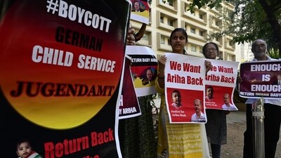 Dhara Shah , mother of Ariha and family members, hold a protest outside Germany consulate in Mumbai to demand her daughter’s return to India. (HT photo/ Anshuman Poyrekar) Dhara Shah , mother of Ariha and family members, hold a protest outside Germany consulate in Mumbai to demand her daughter’s return to India. (HT photo/ Anshuman Poyrekar)