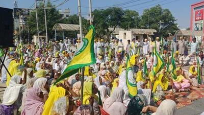 Bharatiya Kisan Union (Ekta-Ugrahan) activists sitting on dharna in front of a mall in Bathinda on Friday afternoon. (HT Photo)
