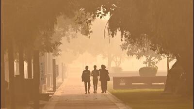 Delhi was engulfed in smog early Friday. (Vipin Kumar/HT Photo) Delhi was engulfed in smog early Friday. (Vipin Kumar/HT Photo)