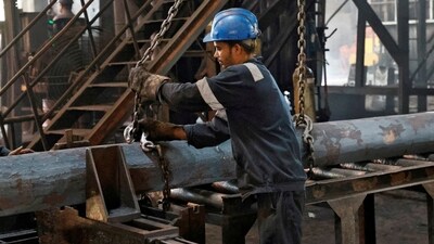 FILE PHOTO: An employee prepares to move a heavy bar of steel inside the ArcVac ForgeCast factory, in Hooghly district, in the eastern state of West Bengal, India, April 26, 2024. REUTERS/Sahiba Chawdhary/File Photo (REUTERS) FILE PHOTO: An employee prepares to move a heavy bar of steel inside the ArcVac ForgeCast factory, in Hooghly district, in the eastern state of West Bengal, India, April 26, 2024. REUTERS/Sahiba Chawdhary/File Photo (REUTERS)