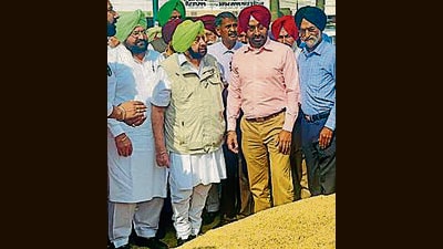 Former Punjab chief minister and senior BJP leader Captain Amarinder Singh with others at grain market in Khanna on Friday. (HT photo) Former Punjab chief minister and senior BJP leader Captain Amarinder Singh with others at grain market in Khanna on Friday. (HT photo)