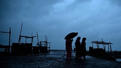 At least 1.1 million people on India's eastern coast are fleeing to storm shelters inland, hours before a powerful cyclone is expected to hammer the low-lying region, ministers said on October 24. (Photo by DIBYANGSHU SARKAR / AFP) (AFP) At least 1.1 million people on India's eastern coast are fleeing to storm shelters inland, hours before a powerful cyclone is expected to hammer the low-lying region, ministers said on October 24. (Photo by DIBYANGSHU SARKAR / AFP) (AFP)