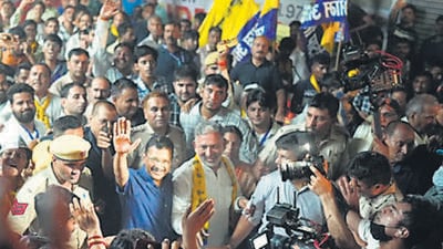 Kejriwal during the roadshow in Vikaspuri. (HT Photo)