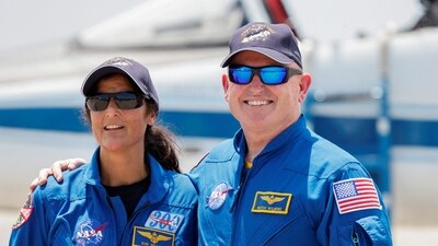 NASA astronauts Butch Wilmore and Suni Williams pose ahead of the launch of Boeing's Starliner-1 Crew Flight Test (CFT), in Cape Canaveral, Florida, U.S., April 25, 2024. (REUTERS)
