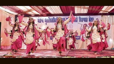 Students performing folk dances during the 65th Panjab University Youth and Heritage Fest at Government College for Girls in Ludhiana on Friday. (Gurpreet Singh/Hindustan Times) Students performing folk dances during the 65th Panjab University Youth and Heritage Fest at Government College for Girls in Ludhiana on Friday. (Gurpreet Singh/Hindustan Times)