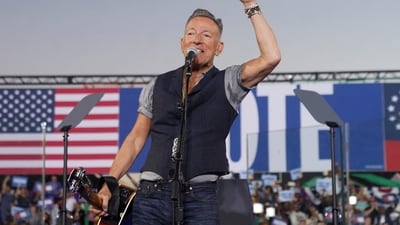 Bruce Springsteen gestures during a rally for Democratic presidential nominee U.S. Vice President Kamala Harris in Georgia, U.S., October 24, 2024. REUTERS/Kevin Lamarque      TPX IMAGES OF THE DAY (REUTERS)