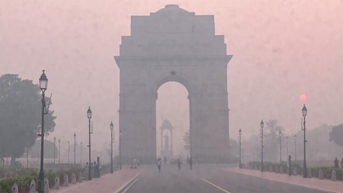 A view of India Gate covered in a layer of smog as the AQI categorised as 'Very Poor' as per the Central Pollution Control Board (CPCB), in New Delhi (ANI) A view of India Gate covered in a layer of smog as the AQI categorised as 'Very Poor' as per the Central Pollution Control Board (CPCB), in New Delhi (ANI)