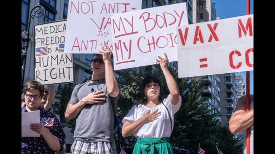 People protesting against the vaccine mandate in New York in 2021. (Shutterstock)