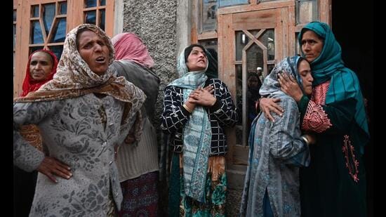 Relatives mourn during the funeral procession of army porter Mushtaq Ahmed Choudhary at Nowshera village in Baramullah district on Friday. (Waseem Andrabi/HT)