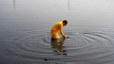 Delhi BJP president Virendra Sachdeva takes a dip in the Yamuna at Chhatth Ghat in New Delhi on Thursday. (Vipin Kumar/HT Photo) Delhi BJP president Virendra Sachdeva takes a dip in the Yamuna at Chhatth Ghat in New Delhi on Thursday. (Vipin Kumar/HT Photo)