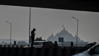 New Delhi, India - Oct. 26, 2024: A view of thick layer of smog which engulfed on NH24 near Akshardham temple in New Delhi, India, on Saturday, October 26, 2024. (Photo by RAJ K RAJ / Hindustan Times) (RAJ K RAJ /HT PHOTO) New Delhi, India - Oct. 26, 2024: A view of thick layer of smog which engulfed on NH24 near Akshardham temple in New Delhi, India, on Saturday, October 26, 2024. (Photo by RAJ K RAJ / Hindustan Times) (RAJ K RAJ /HT PHOTO)